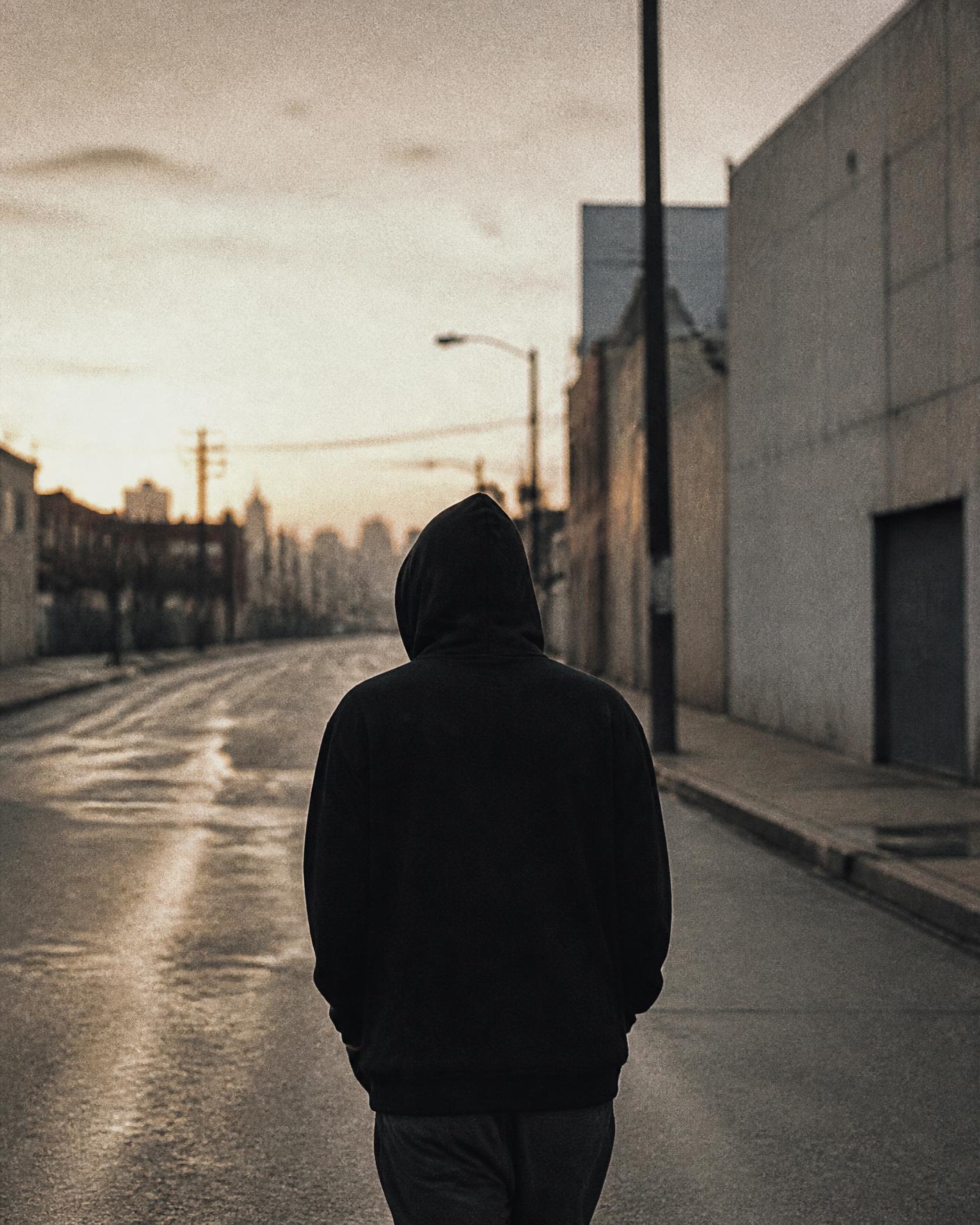 Figura caminando por una calle vacía al amanecer